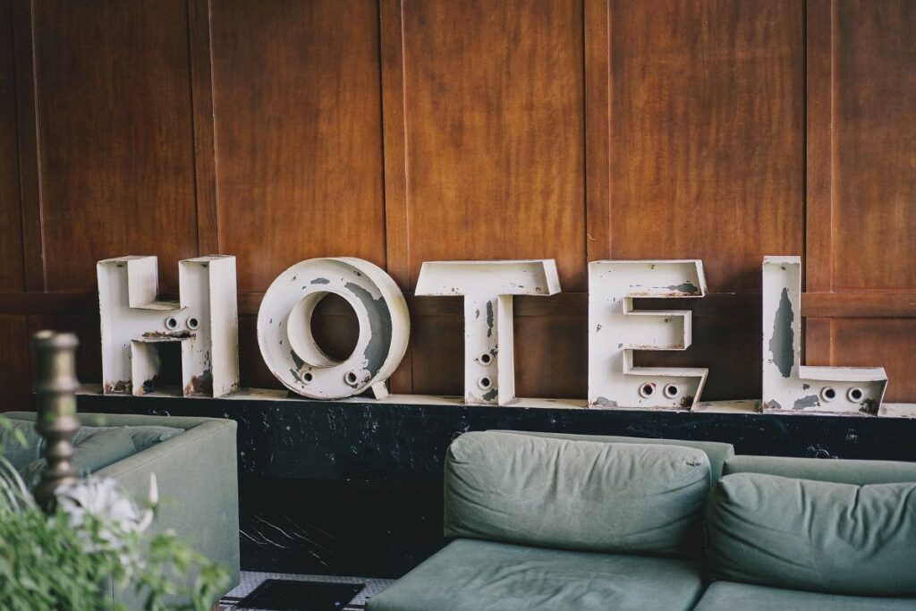 Motel para MENORES de EDAD【 >18 años 】¿Como entrar?