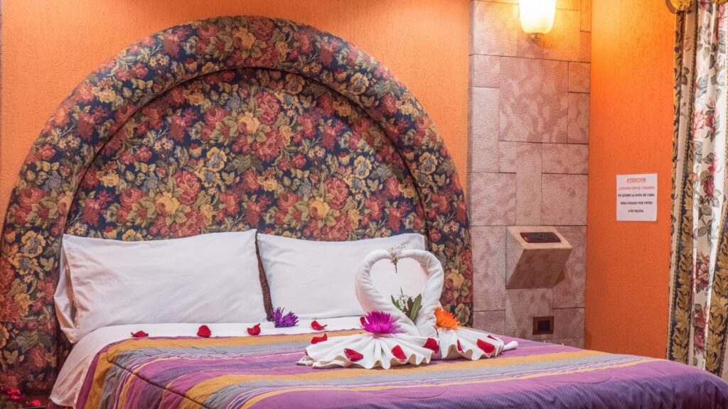 el mejor motel de concepcion con jacuzzi y silla del amor