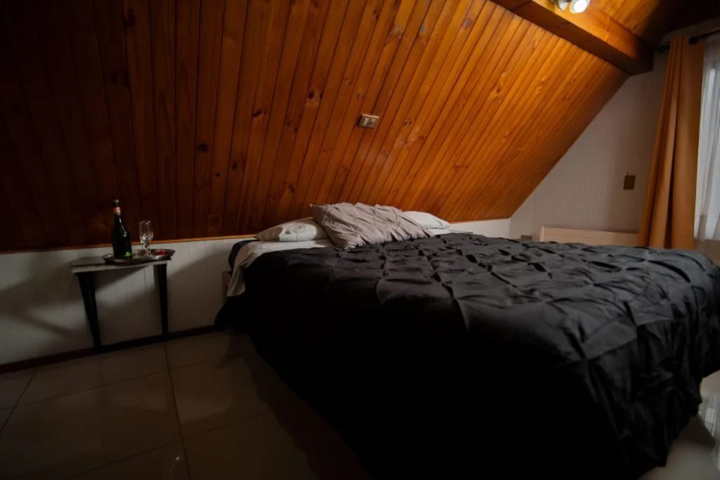 Decoración romántica para parejas en habitación de Motel Venezia