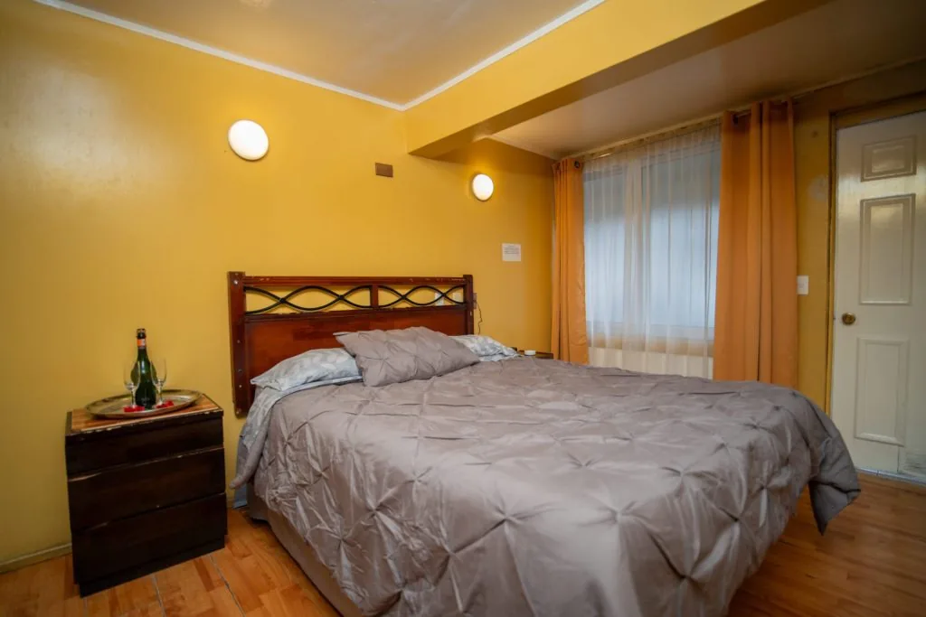 Cama doble amplia en habitación privada del Motel Venezia