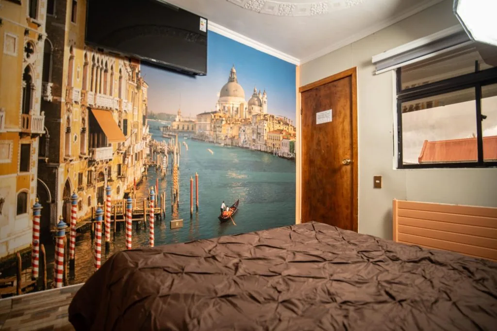 Decoración romántica para parejas en habitación de Motel Venezia