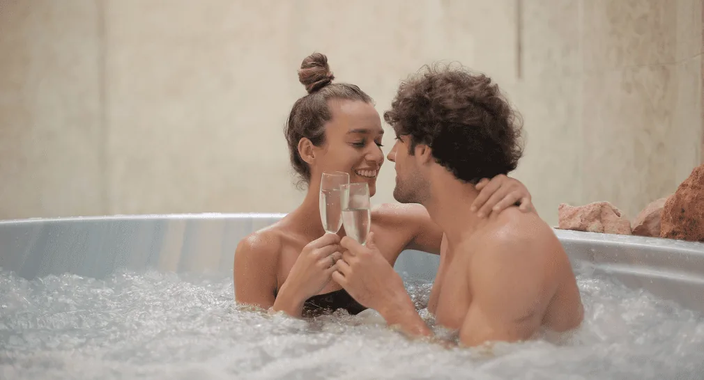 pareja en bañera de motel